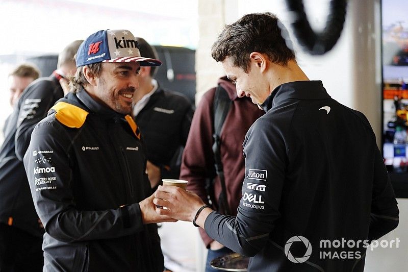 Lando Norris, McLaren, trae una taza de t&eacute; para Fernando Alonso, McLaren.