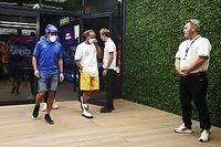 Alonso: "Los pilotos apoyamos y estamos detr&aacute;s de Hamilton"