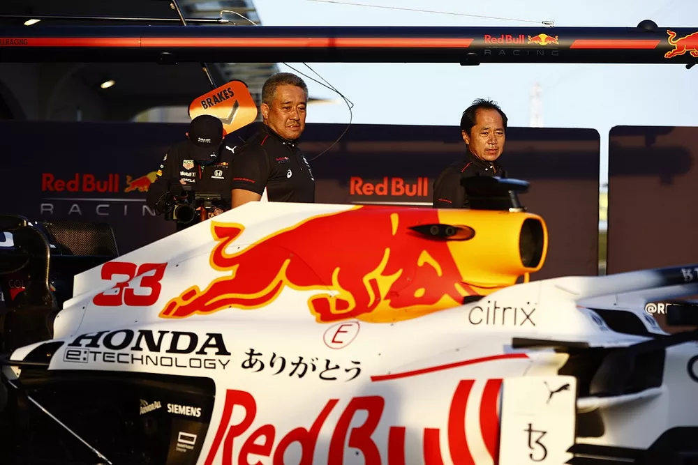 Toyoharu Tanabe, Director T&eacute;cnico de F1, Honda, y Masashi Yamamoto, Director General de Honda Motorsport, con el coche de Max Verstappen, Red Bull Racing RB16B