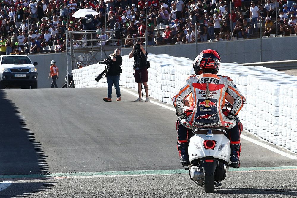 Marc M&aacute;rquez, del equipo Repsol Honda, tras la ca&iacute;da