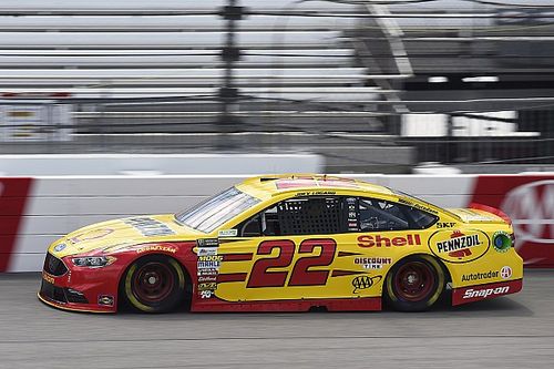 Logano gana en Richmond con un doblete de Penske