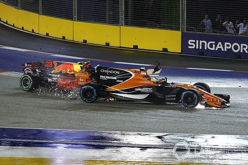 Fernando Alonso, McLaren MCL32, is hit by an out of control Max Verstappen, Red Bull Racing RB13, at the start