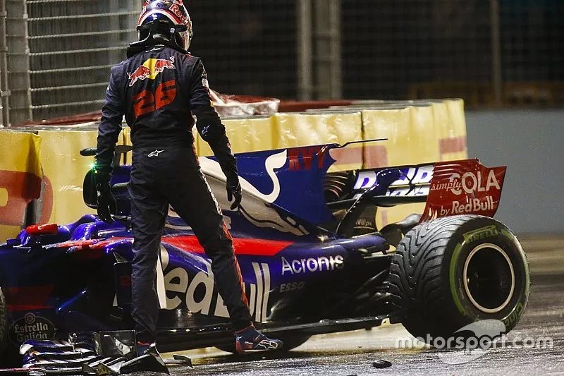 Daniil Kvyat, Scuderia Toro Rosso, sale de su auto