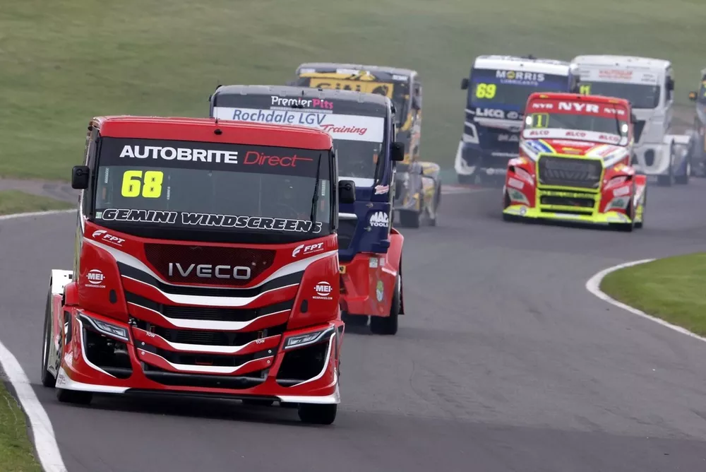 C Reid leads race 1