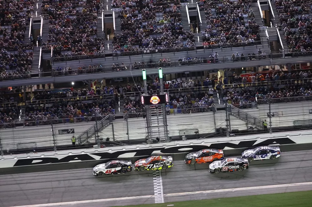 Tyler Reddick, 23XI Racing, Carson Hocevar, Spire Motorsports