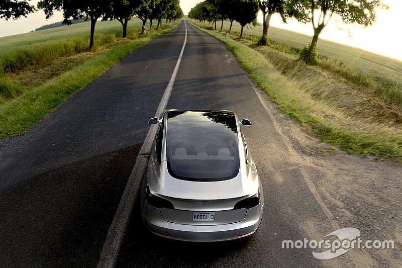 Tesla vernieuwt Autopilot en maakt radar zes keer nauwkeuriger