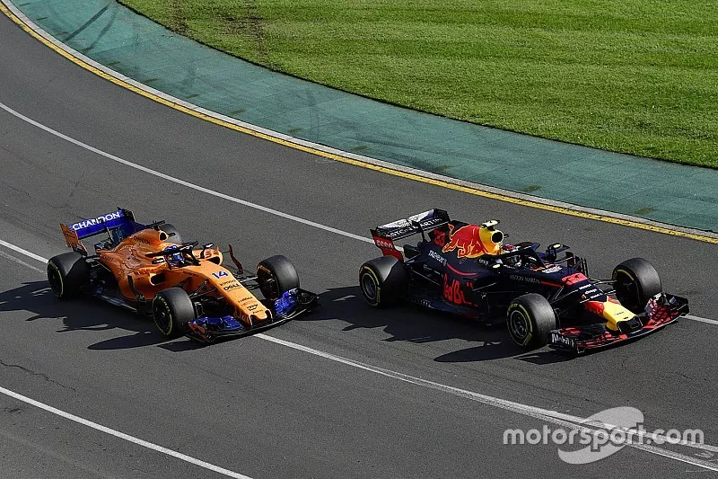 Max Verstappen, Red Bull Racing RB14 et Fernando Alonso, McLaren MCL33