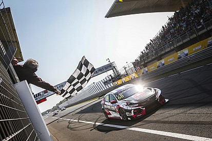 Эрлаше выиграл гонку WTCR в Зандфорте, Мюллер закончил ее на заборе