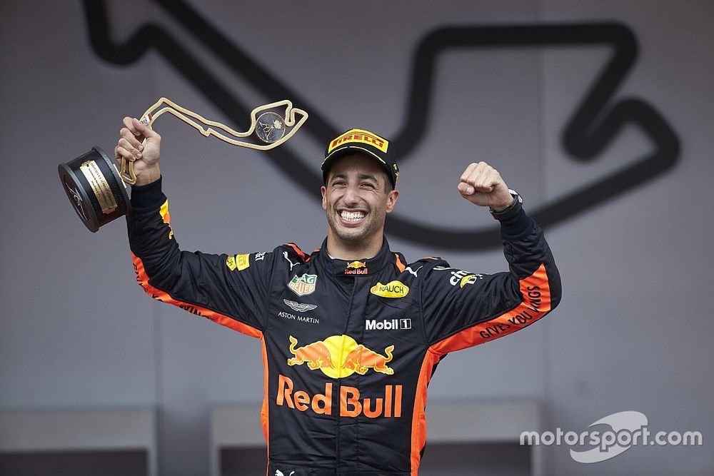 El ganador de la carrera Daniel Ricciardo, Red Bull Racing, con su trofeo