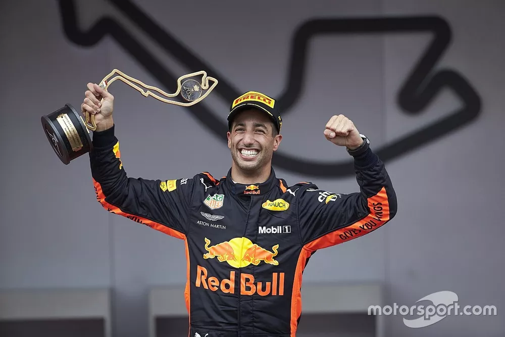 Racewinnaar Daniel Ricciardo, Red Bull Racing, met zijn trofee
