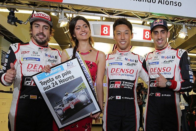 Ganadores de la pole Sébastien Buemi, Kazuki Nakajima, Fernando Alonso, Toyota Gazoo Racing con Miss 24 Heures du Mans