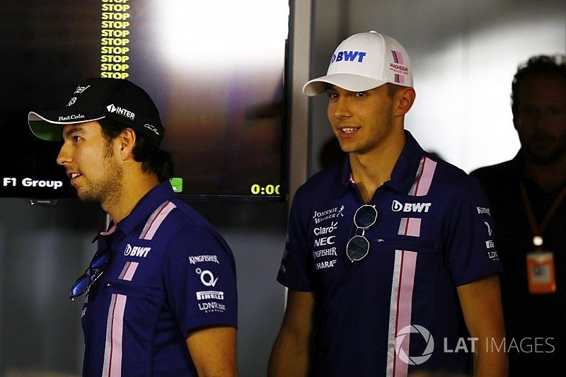 Esteban Ocon, Force India, Sergio P&eacute;rez, Force India en la conferencia de prensa de la FIA