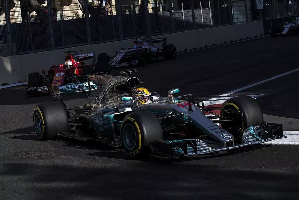 Lewis Hamilton, Mercedes AMG F1 W08, Sebastian Vettel, Ferrari SF70H