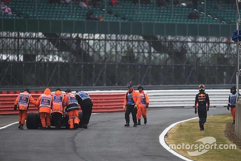 Daniel Ricciardo, Red Bull Racing RB13 detenido en la calificación 1 es removido por los oficiales