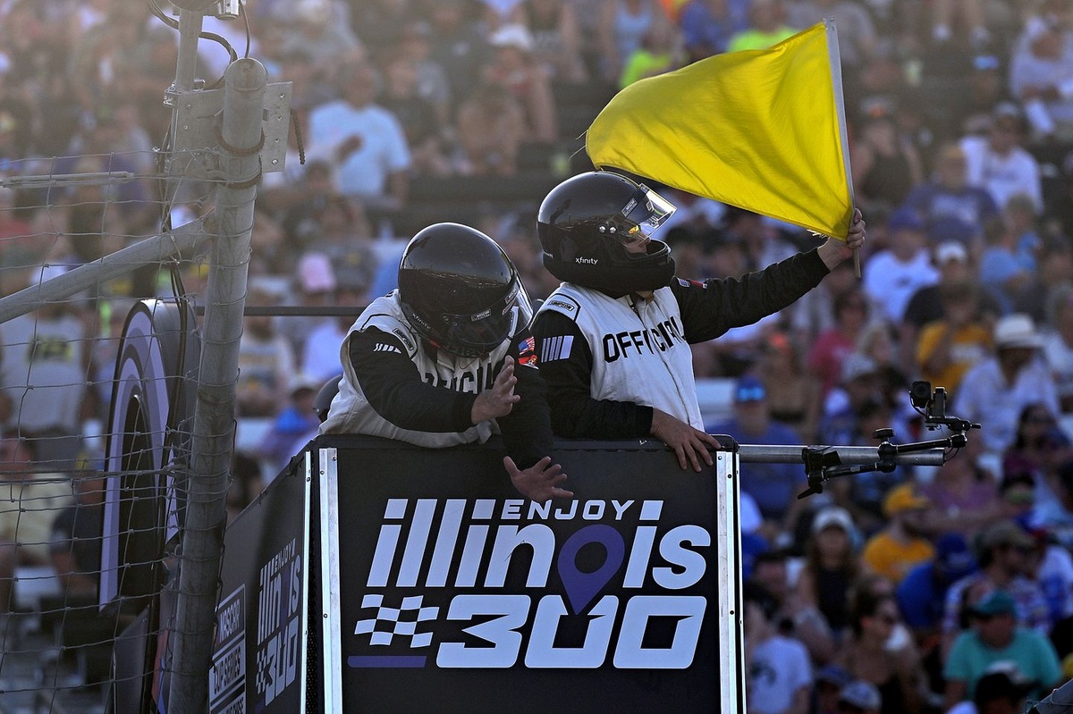 Kyle Larson leads amid chaos at NASCAR Cup race in Gateway