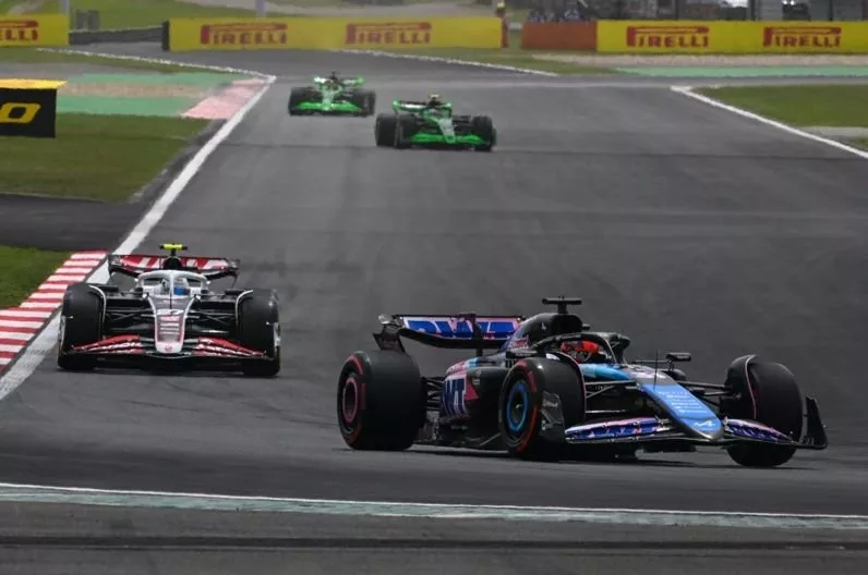 Esteban Ocon, Alpine A524, Nico Hulkenberg, Haas VF-24, Zhou Guanyu, Kick Sauber C44