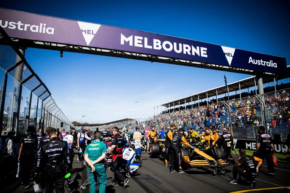 Meccanici in griglia con Lando Norris, McLaren MCL38