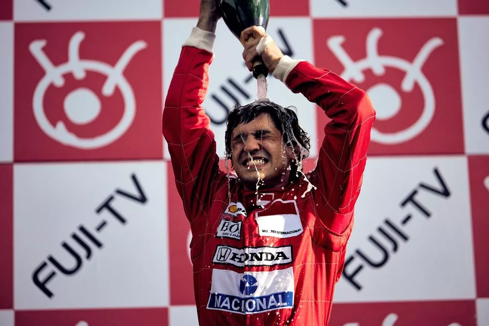 Gabriel Leone interpretando a Ayrton Senna en la serie de 'Netflix'
