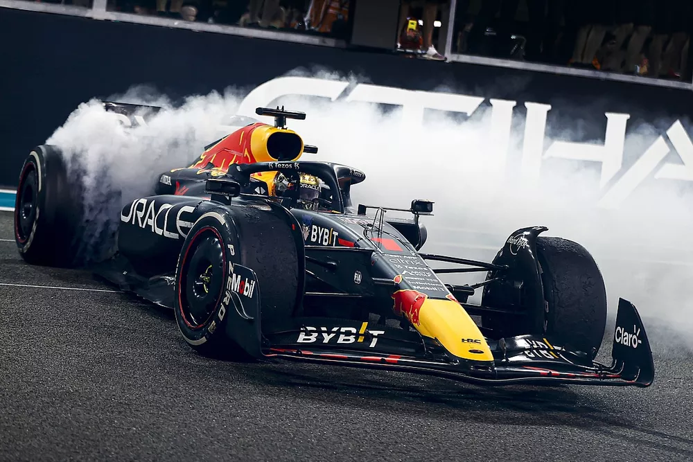 Max Verstappen, Red Bull Racing RB18, primo posto, esegue dei donut per festeggiare a fine gara