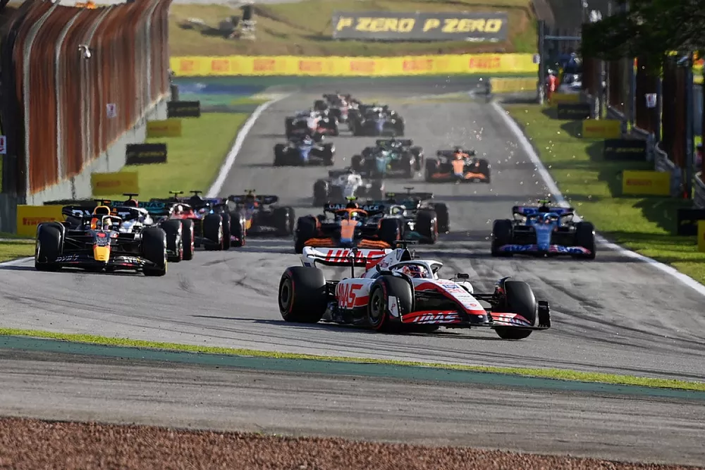 Kevin Magnussen, Haas VF-22, el campo en la salida de la carrera Sprint