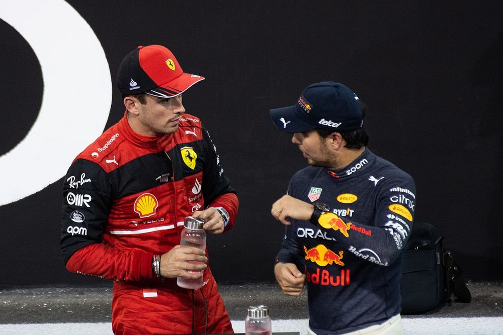 Charles Leclerc, Ferrari, en el Parc Ferme con Sergio Pérez, Red Bull Racing, tras la clasificación