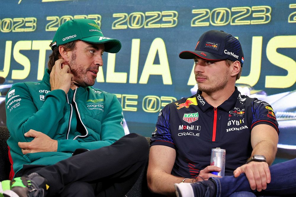Fernando Alonso, Aston Martin F1 Team y Max Verstappen, Red Bull Racing, en rueda de prensa