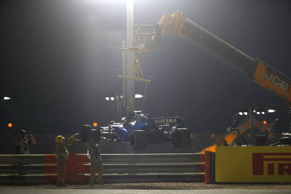 El coche de Nicholas Latifi, Williams FW43B, retirado del circuito