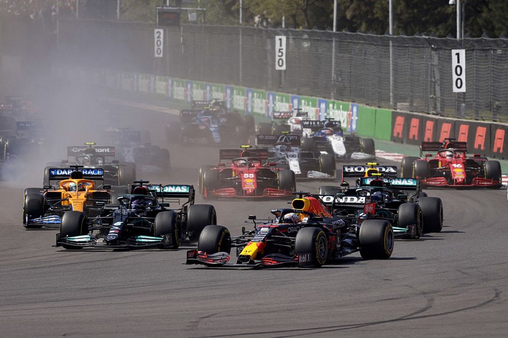 Max Verstappen, Red Bull Racing RB16B, Lewis Hamilton, Mercedes W12, Valtteri Bottas, Mercedes W12, Sergio P&eacute;rez, Red Bull Racing RB16B, y el resto de la parrilla de salida
