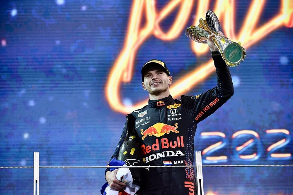 Max Verstappen, Red Bull Racing, 1a posizione, con il suo trofeo