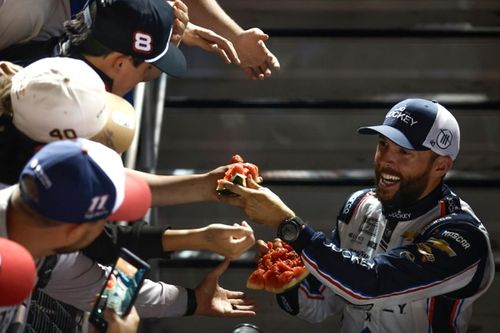 NASCAR Cup: Fã tenta roubar boné de Chastain após vitória na 600 Milhas de Charlotte