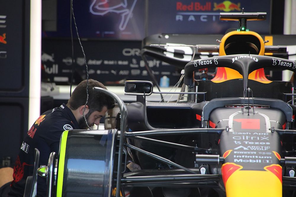 Detalle del espejo del Red Bull Racing RB18