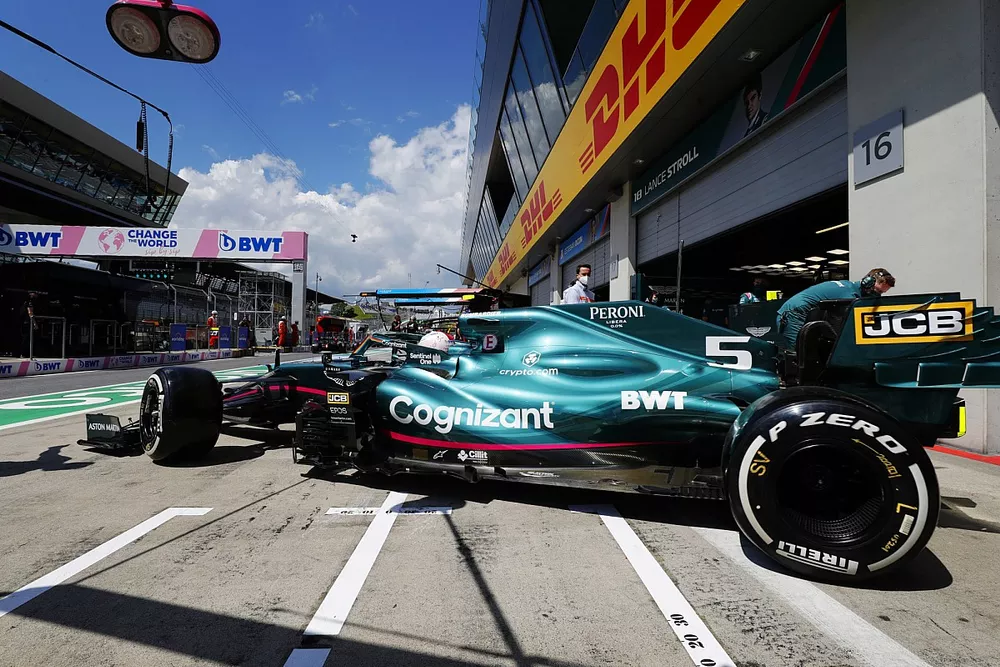 Sebastian Vettel, Aston Martin AMR21, quitte les stands