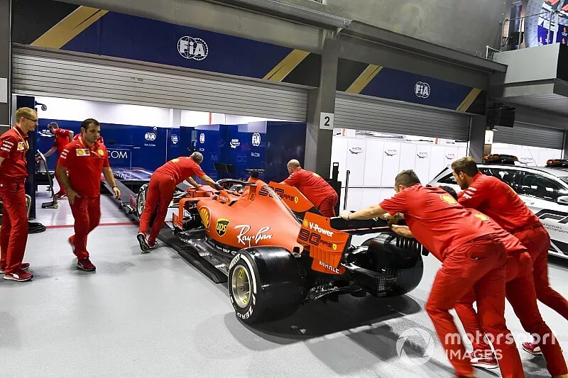 La Ferrari SF90 est poussée vers le contrôle technique par les mécaniciens