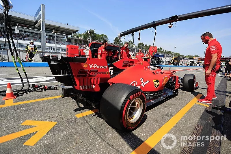 Charles Leclerc, Ferrari SF90, dans la voie des stands