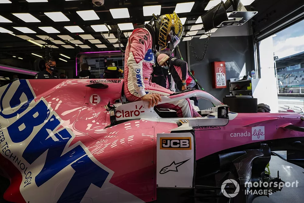 Nico Hulkenberg, Racing Point, entra nell'abitacolo