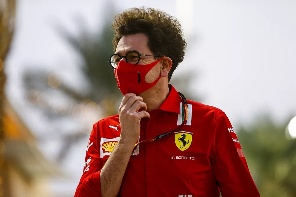 Mattia Binotto, director del equipo Ferrari en el paddock