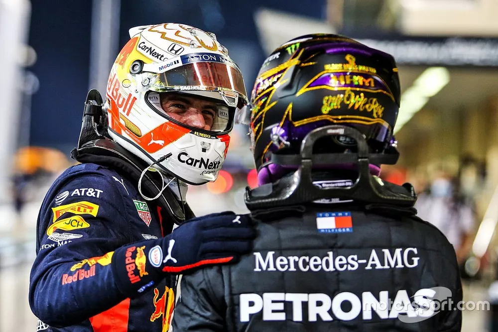 Lewis Hamilton, Mercedes-AMG F1, si congratula con Max Verstappen, Red Bull Racing, dopo che ha conquistato la pole