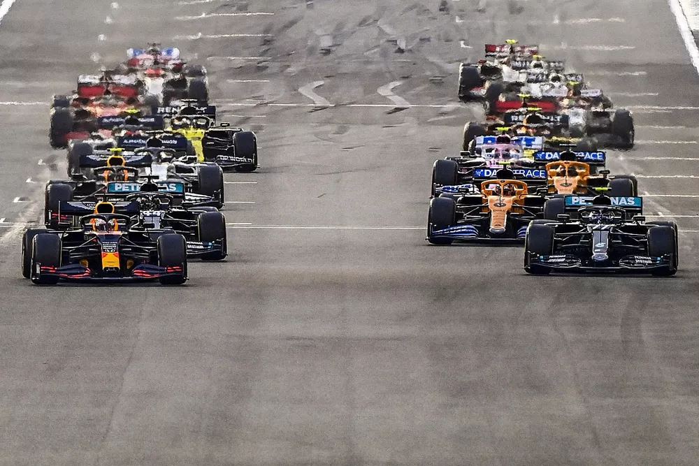 Max Verstappen, Red Bull Racing RB16 Valtteri Bottas, Mercedes F1 W11 et Lewis Hamilton, Mercedes F1 W11 au d&eacute;part de la course