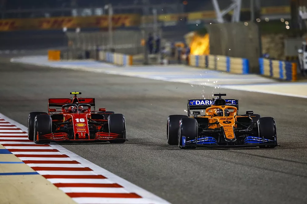 Charles Leclerc, Ferrari SF1000, battles y Carlos Sainz Jr., McLaren MCL35