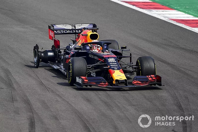 Max Verstappen, Red Bull Racing RB15 met lekke band
