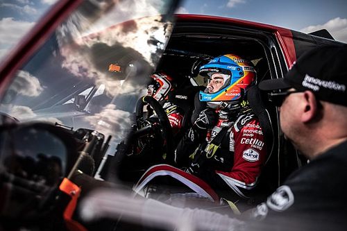 Alonso é 11º no estágio inaugural do Dakar; Varela tem problemas