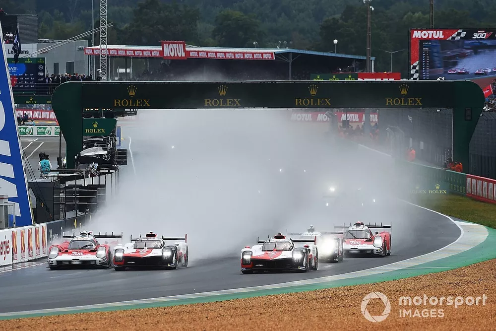 De sart van de 24 uur van Le Mans: #7 Toyota Gazoo Racing Toyota GR010 - Hybrid Hypercar, Mike Conway, Kamui Kobayashi, Jose Maria Lopez, #8 Toyota Gazoo Racing Toyota GR010 - Hybrid Hypercar, Sébastien Buemi, Kazuki Nakajima, Brendon Hartley