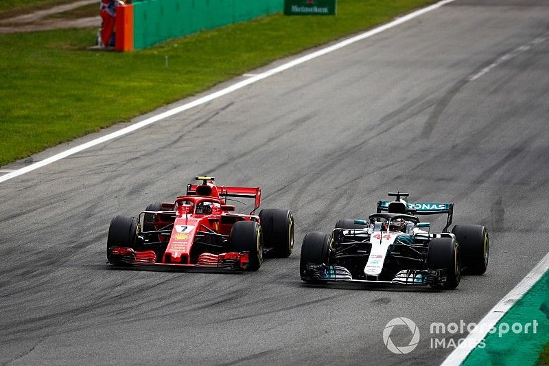 Kimi Raikkonen, Ferrari SF71H, pelea con Lewis Hamilton, Mercedes AMG F1 W09