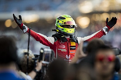 Hamilton: “Schumacher haalt 100 procent zeker de Formule 1”