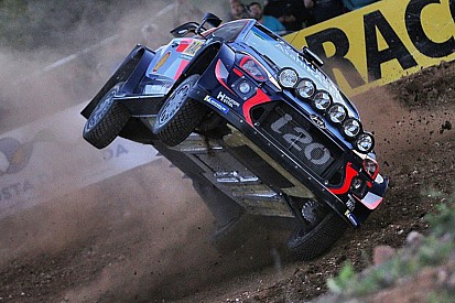 Neuville over de kop tijdens shakedown Rally van Catalonië