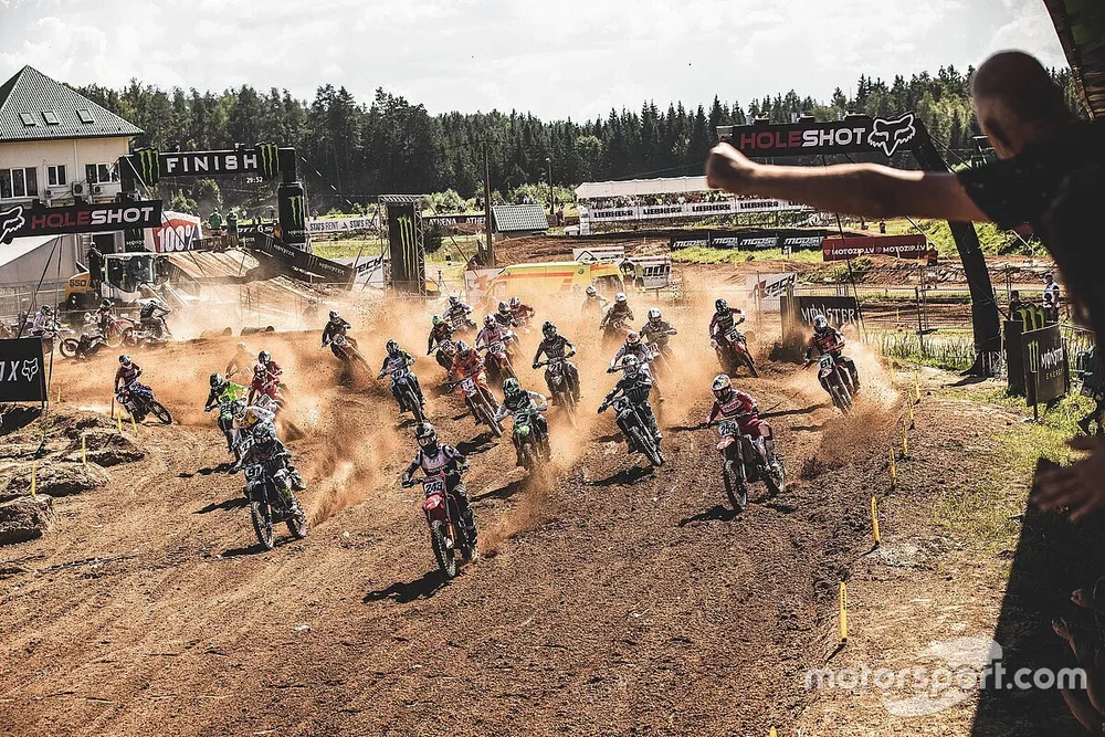 Glenn Coldenhoff, Standing Construct GasGas Factory Racing, achter Tim Gajser, Team HRC, bij de start