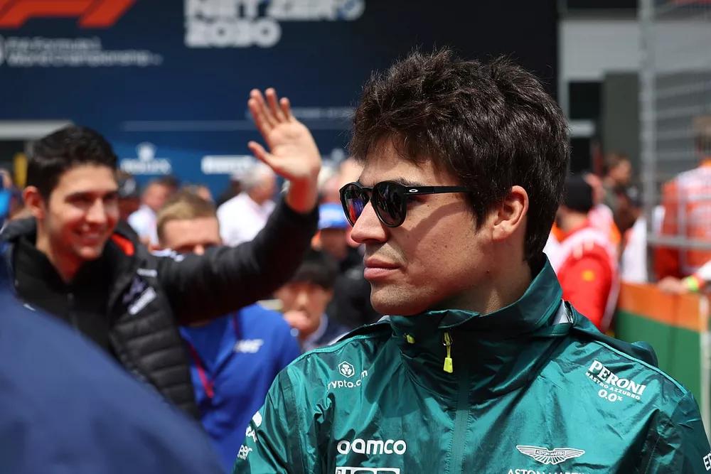 Lance Stroll, Aston Martin, caminando hacia el autobús del desfile de pilotos