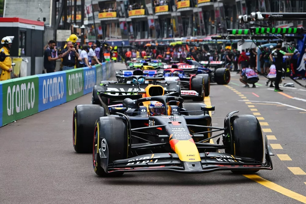 Max Verstappen, Red Bull Racing RB20, en boxes