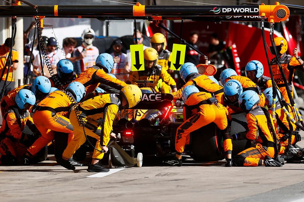The McLaren team perform a pit stop on the car of Oscar Piastri, McLaren MCL60 