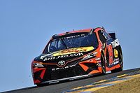 Martin Truex Jr. supera a Kyle Busch y gana en  Sonoma